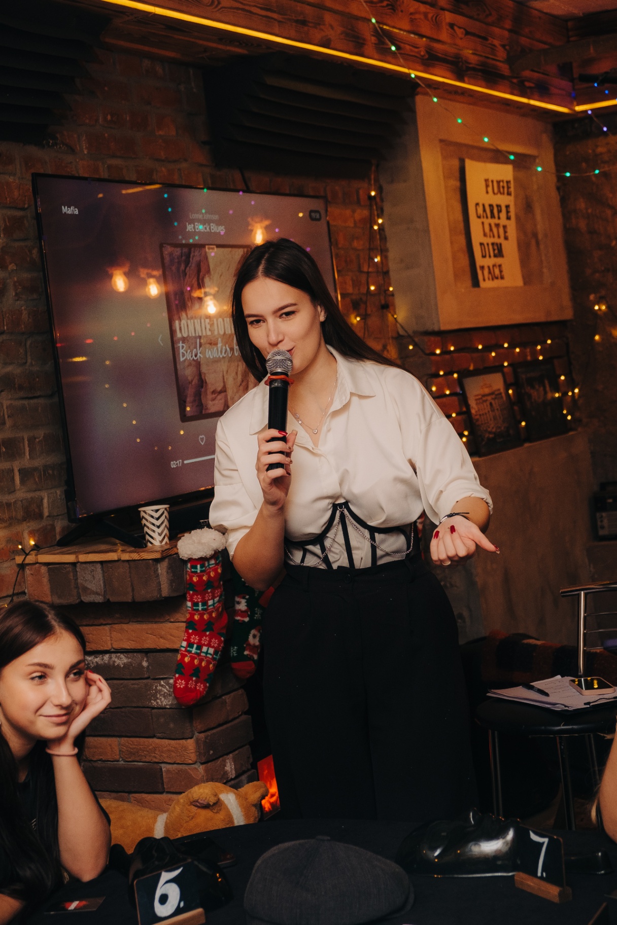 Караоке в COZY: пение с микрофоном на сцене